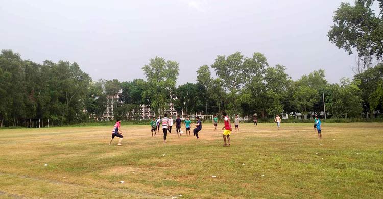 বৃষ্টিতে মাতলেন ইসলামী বিশ্ববিদ্যালয়ের শিক্ষার্থীরা