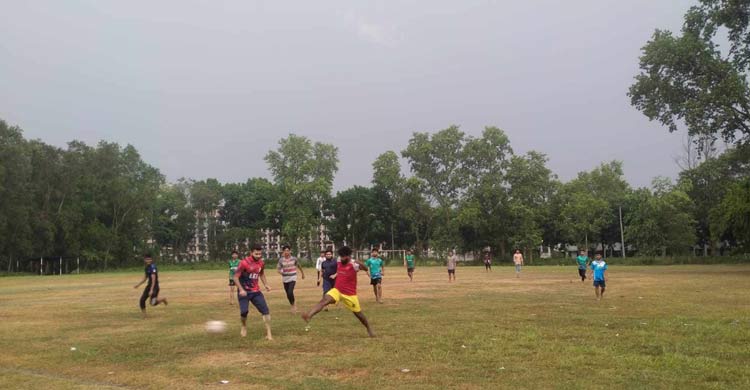 বৃষ্টিতে মাতলেন ইসলামী বিশ্ববিদ্যালয়ের শিক্ষার্থীরা