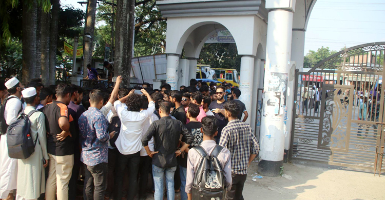 ইবির ফটক আটকে বিক্ষোভ করলেও সঠিক কারণ জানেন না খোদ আন্দোলনকারীরা