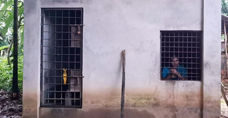 এক যুগ ধরে টয়লেটেই জীবন কাটছে রাকিবুলের