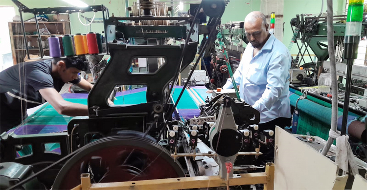 আধুনিকতার ছোঁয়ায় ফিরেছে গামছা শিল্পের প্রাণ