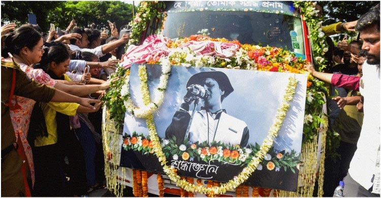 জুবিন যেন ভক্তদের ভালোবাসা ছুঁয়ে গানের মঞ্চের দিকেই এগিয়ে চলেছেন।