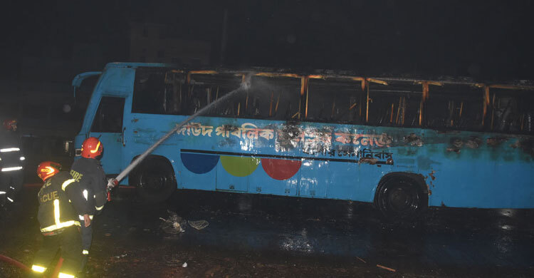 যশোরে দাউদ পাবলিক স্কুলের চলন্ত বাসে অগ্নিকাণ্ড