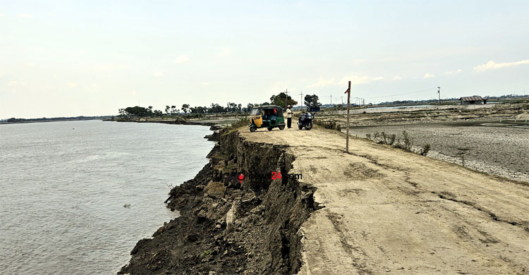 নদীগর্ভে যাচ্ছে বাঁধ, মৎস্যচাষে বিপর্যয়ের শঙ্কা