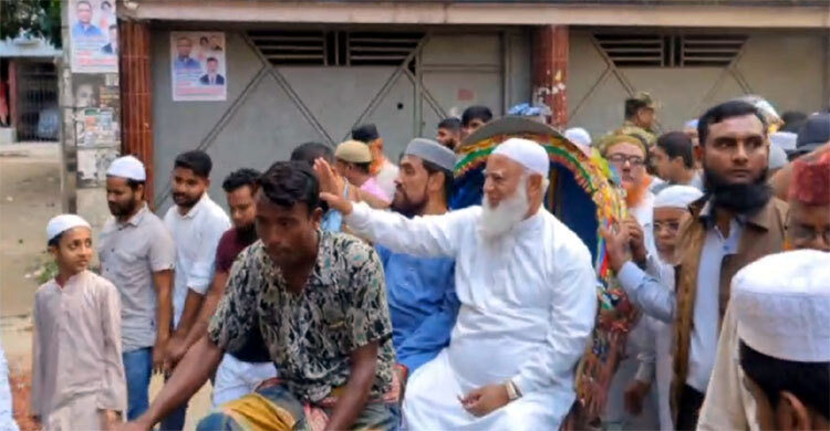 রিকশায় ঘুরে নির্বাচনী প্রচারণা চালালেন জামায়াত আমির