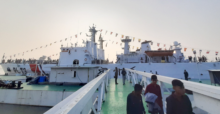 বিজয় দিবসে মোংলায় দর্শনার্থীদের জন্য যুদ্ধজাহাজ উন্মুক্ত