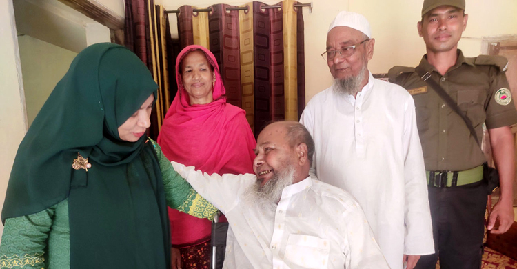 হুইলচেয়ার নিয়ে হাজির ইউএনও, কাঁদলেন বীর মুক্তিযোদ্ধা