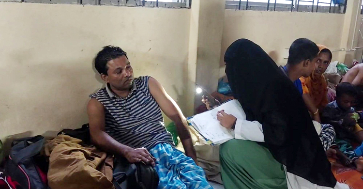 বাসচাপায় আহত বৃদ্ধের ছবি তোলায় কলেজ শিক্ষককে পেটালেন শ্রমিকরা