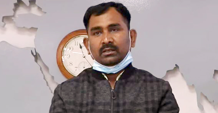 ফ্লাইটে যেতে পারবেন না বলে ভয়ভীতি দেখিয়ে টাকা হাতিয়ে নিতেন জাবেদ