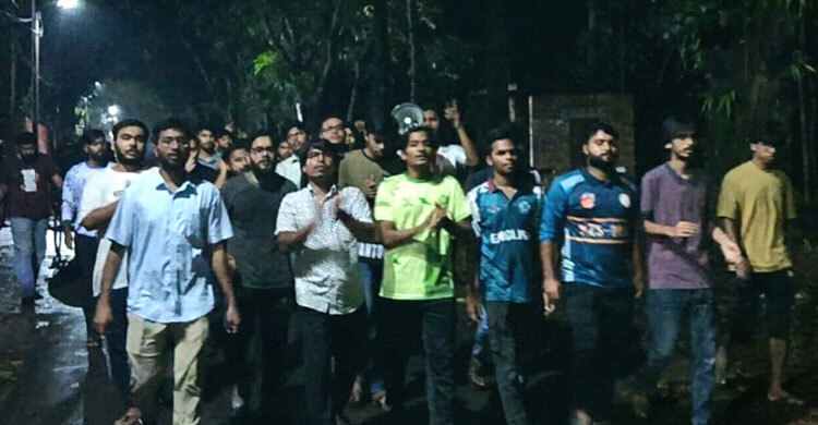 জাবির হলে রাজনীতি নিষিদ্ধের দাবিতে মিছিল, যা জানালেন উপাচার্য