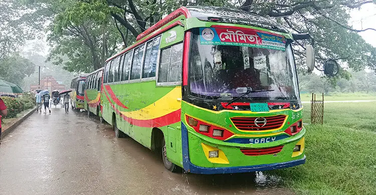ভাড়া নিয়ে বাগ্‌বিতণ্ডায় জাবি শিক্ষার্থীকে মারধর, ৬ বাস আটক