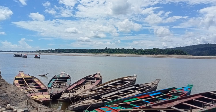 তপ্ত দুপুরে সিক্ত হলাম জাফলংয়ে