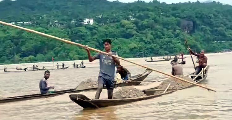 জাফলংয়ে পাথর বোঝাই ৫০ নৌকা জব্দ