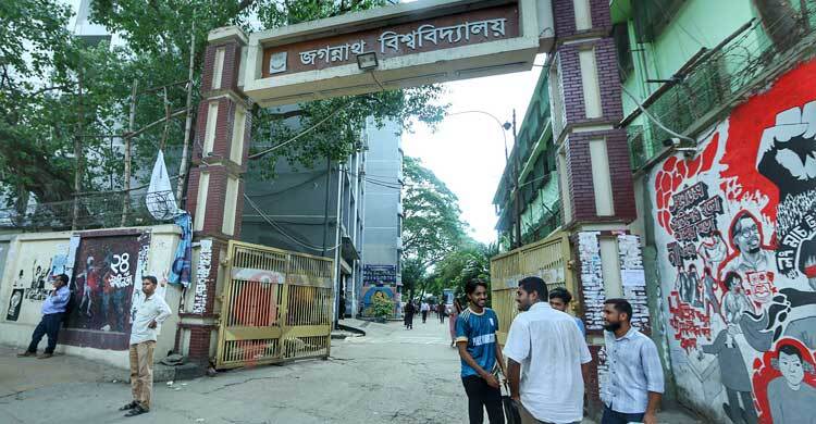 পুরান ঢাকার ঘিঞ্জি পরিবেশে ভালো মেসও জোটে না জবি শিক্ষার্থীদের