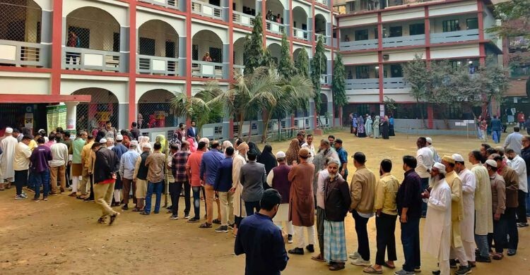 ভোটকেন্দ্রে কোনো সমস্যায় পড়লে কার কাছে যাবেন