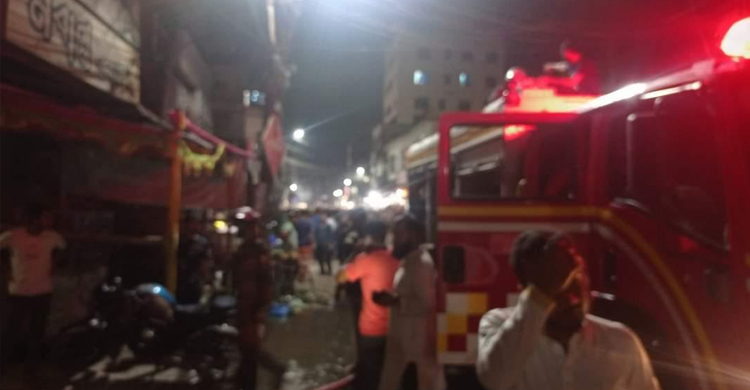 ফরিদপুরে বারী প্লাজা মার্কেটের গোডাউনে আগুন