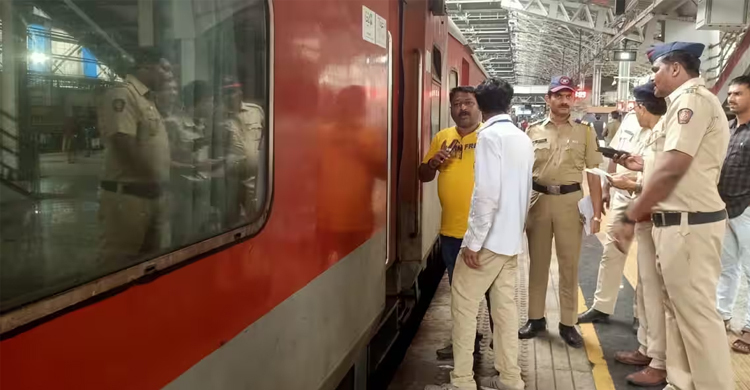 চলন্ত ট্রেনে নিরাপত্তাকর্মীর গুলিতে তিন যাত্রীসহ নিহত ৪