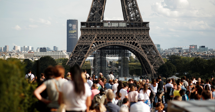 আইফেল টাওয়ারে বোমা হামলার হুমকি, সরানো হলো পর্যটকদের