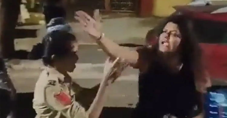 মধ্যরাতে মাতাল হয়ে পুলিশের সঙ্গে হাতাহাতিতে জড়ালেন নারী
