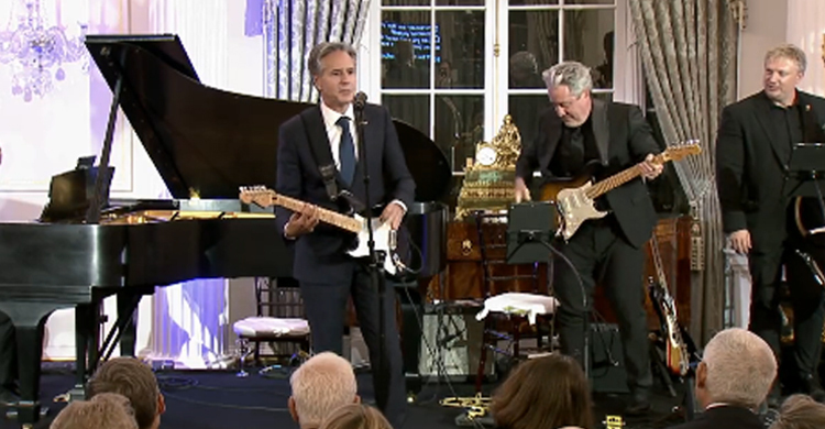 গিটার বাজিয়ে গান গাইলেন মার্কিন পররাষ্ট্রমন্ত্রী