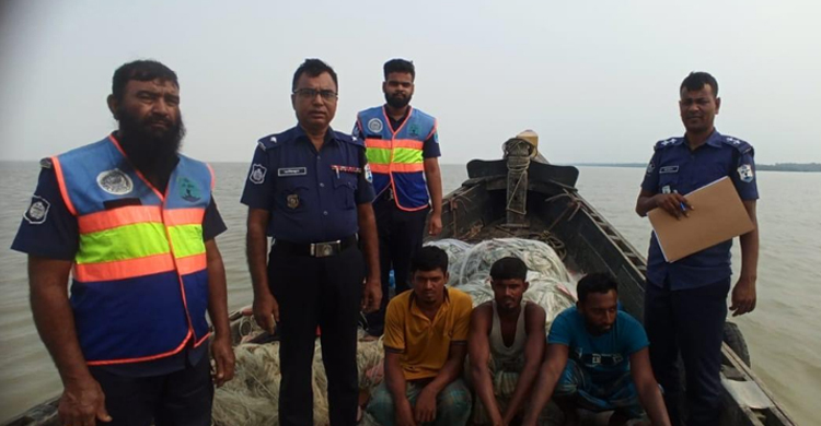 নিষেধাজ্ঞার প্রথম দিনেই উপেক্ষা, ৬ জেলে আটক