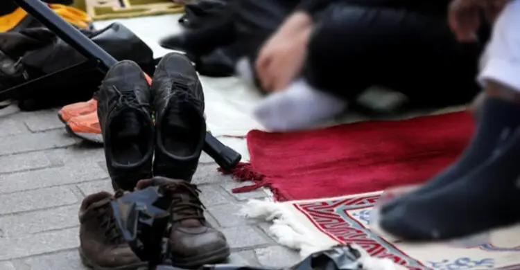 জুতা পরে নামাজ আদায় করা যায়?