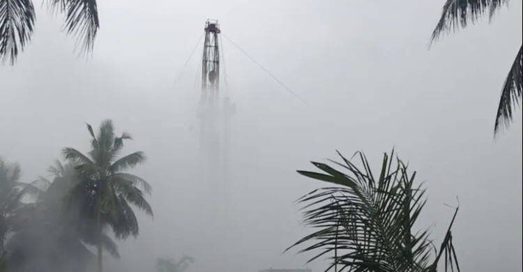 ভারতে তেলকূপে গ্যাস লিক ও আগুন, গ্রাম ফাঁকা করার নির্দেশ