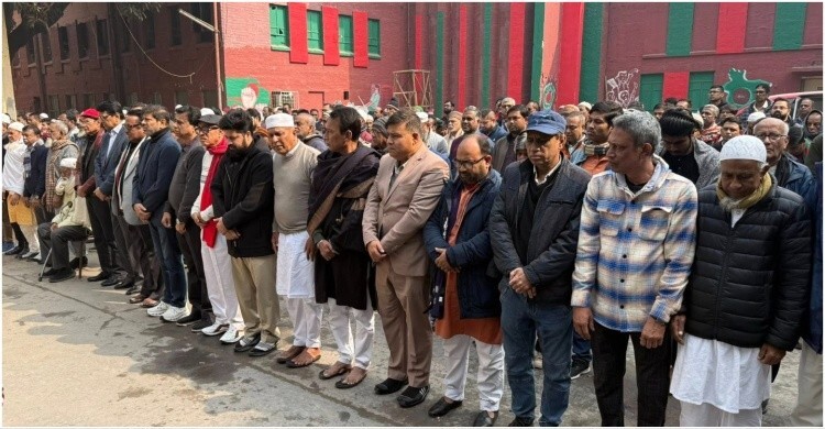 জানাজা শেষে এফডিসি থেকে চিরবিদায় নিয়ে বাড়ির পথে আব্দুল লতিফ বাচ্চু