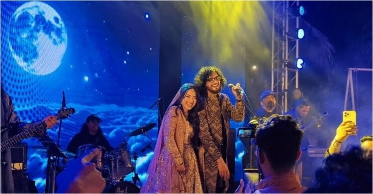 বিয়ের আসরেই নববধূকে নিয়ে গান গাইলেন শিরোনামহীনের ভোকালিস্ট