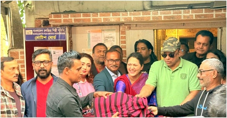 অসহায় শিল্পীদের শীতবস্ত্র দিলেন নায়িকা মুক্তি, নিলেন বড় উদ্যোগ