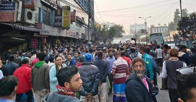 ব্যাটারিচালিত রিকশা চলাচলের দাবিতে বাড্ডায় সড়ক অবরোধ