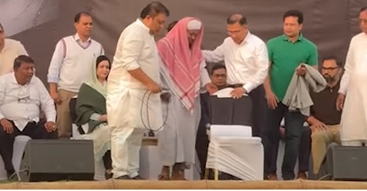 দোয়ার মঞ্চে আলেমকে সম্মান জানাতে চেয়ার এগিয়ে দিলেন তারেক রহমান