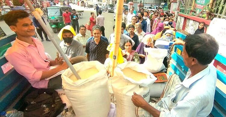 ৪১৯ উপজেলায় ভর্তুকি মূল্যে বাড়তি ওএমএসের চাল বিক্রি শুরু