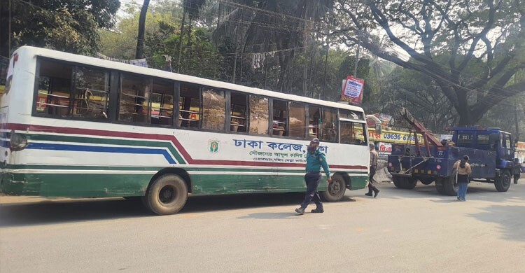 ঢাকা কলেজের বাস আটকে ভাঙচুর, দুই কলেজের সংঘর্ষে পথচারী আহত