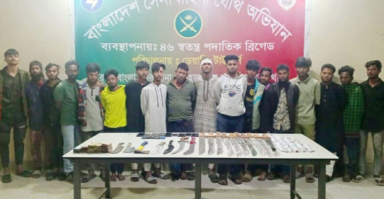 রায়েরবাজারে সেনাবাহিনীর অভিযানে গ্রেফতার ১৮, অস্ত্র-মাদক জব্দ