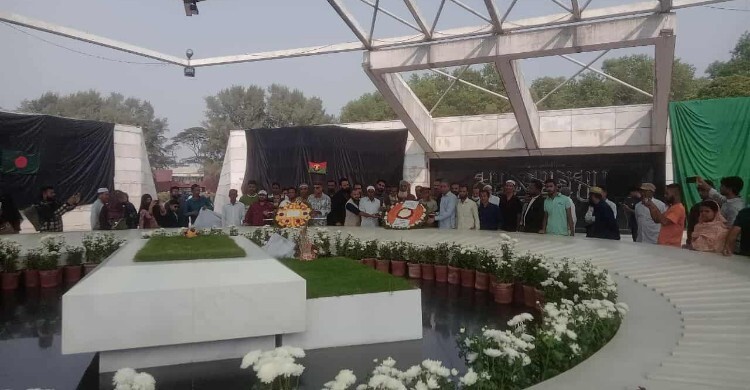 জিয়াউর রহমান ও খালেদা জিয়ার কবরে চিড়িয়াখানার কর্মকর্তাদের শ্রদ্ধা