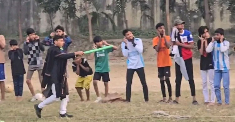 ঢাবির কেন্দ্রীয় মাঠে কিশোরদের কান ধরিয়ে ওঠবস করালেন সর্বমিত্র