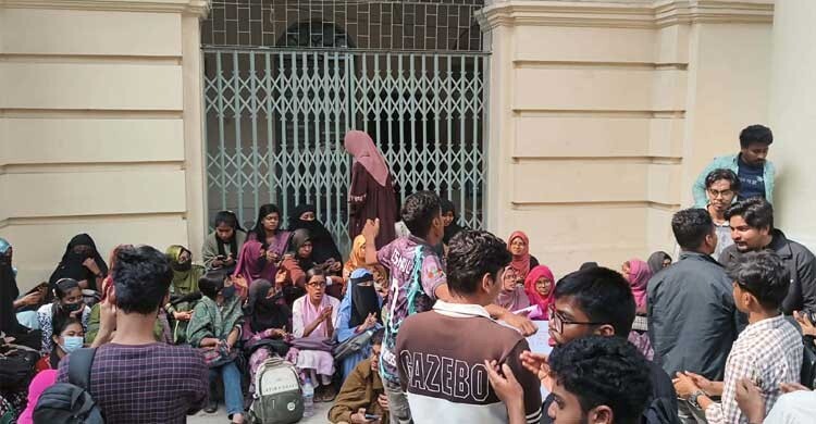 জবিতে বিশেষ বৃত্তির দাবিতে ২০তম ব্যাচের বিক্ষোভ