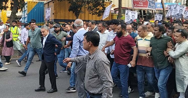 স্লোগানে স্লোগানে গণসংযোগ করলেন বিএনপির রবিউল