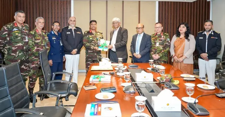 সশস্ত্র বাহিনী বেতন কমিটির চূড়ান্ত প্রতিবেদন অর্থ উপদেষ্টার হাতে