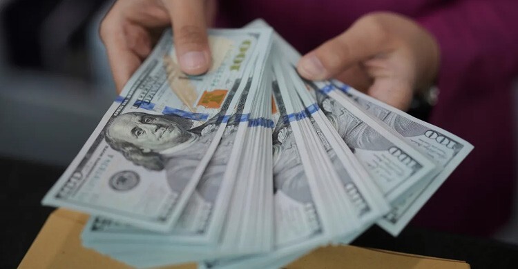 ট্রাম্পের ‘যুদ্ধ যুদ্ধ খেলায়’ ডলারের দাম ৪ বছরে সর্বনিম্ন