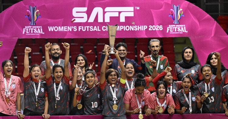 ছাদখোলা বাসে হাতিরঝিলে নিয়ে সংবর্ধনা