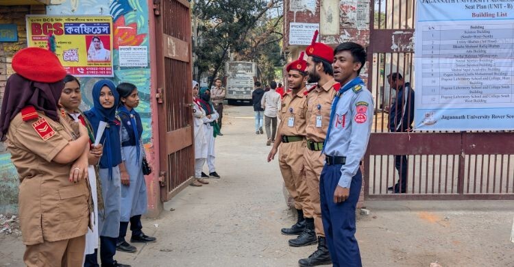 জবির ‘বি’ ইউনিটে ভর্তিচ্ছুদের সহযোগিতায় বিএনসিসি-রোভার স্কাউট