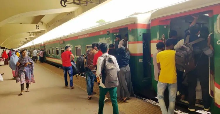 টাকা নিয়ে ট্রেন ভ্রমণের সুযোগ করে দেওয়ায় ৩ রেলকর্মী বরখাস্ত   