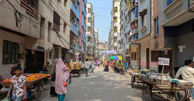 ১১ প্রার্থীর ৯ জনই ‘মাঠে নেই’, দুই প্রার্থীর দিকে তাকিয়ে এলাকাবাসী