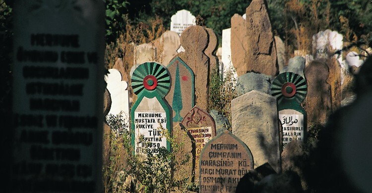 শবে বরাতের উত্তম আমল কবর জিয়ারত