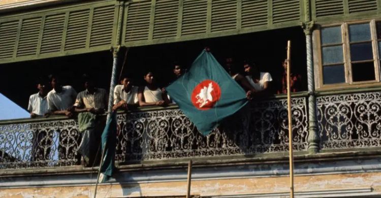 ঘরে ঘরে উড়ছিল মানচিত্রযুক্ত নতুন পতাকা