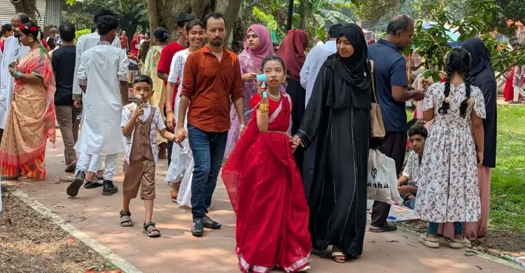 রমনা পার্কে বর্ষবরণের বর্ণিল আয়োজন