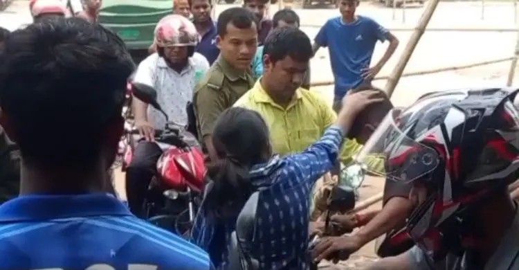 অন্যের ফুয়েল কার্ড-বাইক নিয়ে পাম্পে আসা তরুণের গায়ে হাত তুললেন ইউএনও