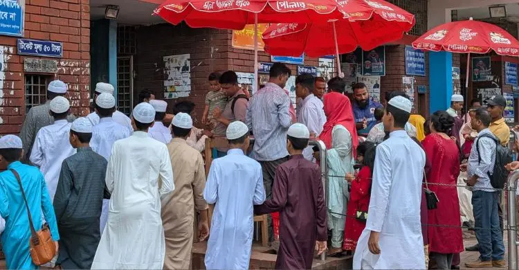 ছুটির দিনে চিড়িয়াখানায় উৎসবমুখর পরিবেশ